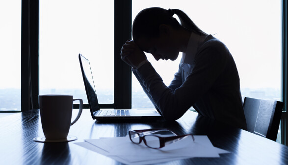 Junge Frau im Büro hat Stress