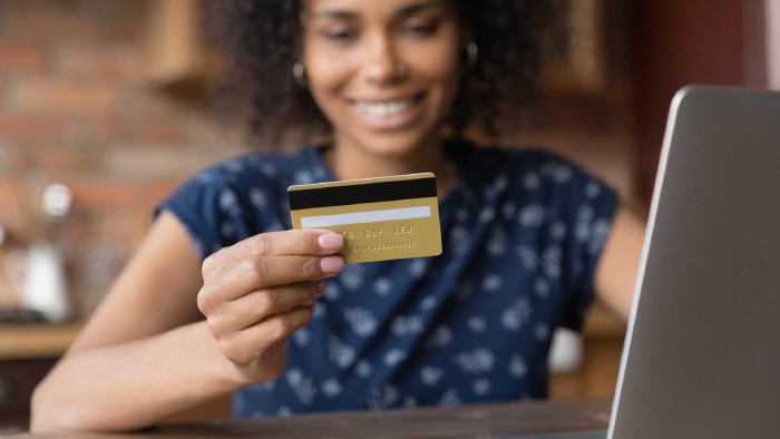 Frau mit Kreditkarte