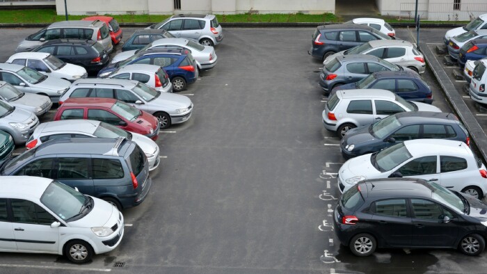 Kfz-Parkplatz in einem Innenhof