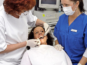 Patientin wird von Zahnärztin behandelt und von Assistentin betreut © BildPix.de, Fotolia.com