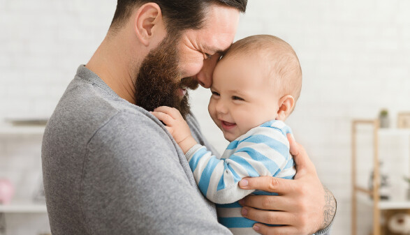 Glücklicher Papa mit Baby