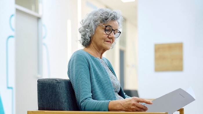 Ältere Dame im Wartezimmer ihre Hausarztes