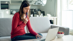 junge Frau vor PC