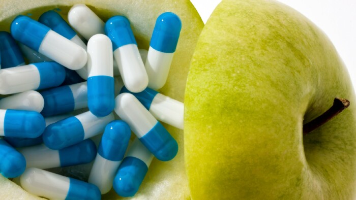 Apfel mit Tabletten