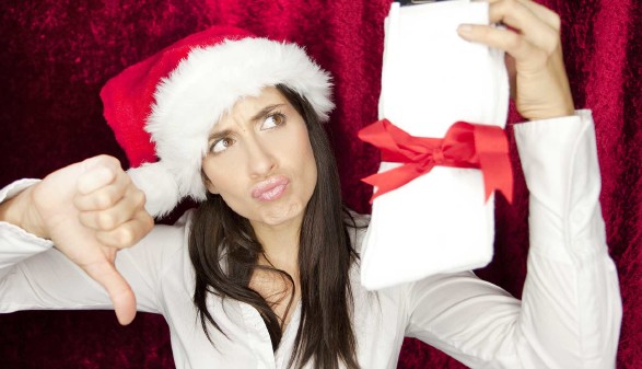 Frau mit Weihnachtsmütze gefällt das Geschenk nicht © drubig-photo, stock.adobe.com