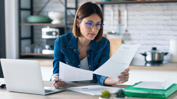 Frau mit Rechnungen