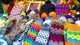 Hauben am Weihnachtsmarktstand