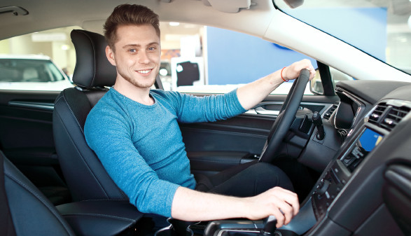 Junger Mann am Steuer
