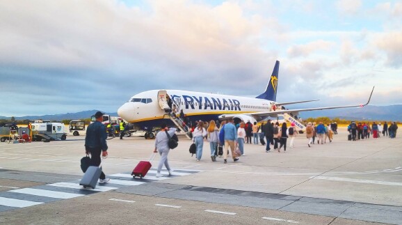 Passagiere am Weg zu einer Ryanair-Maschine