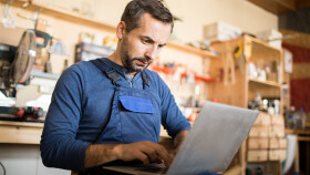 Handwerker mit Laptop