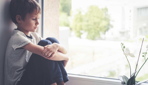 Trauriges Kind sitzt beim Fenster © vejaa, stock.adobe.com