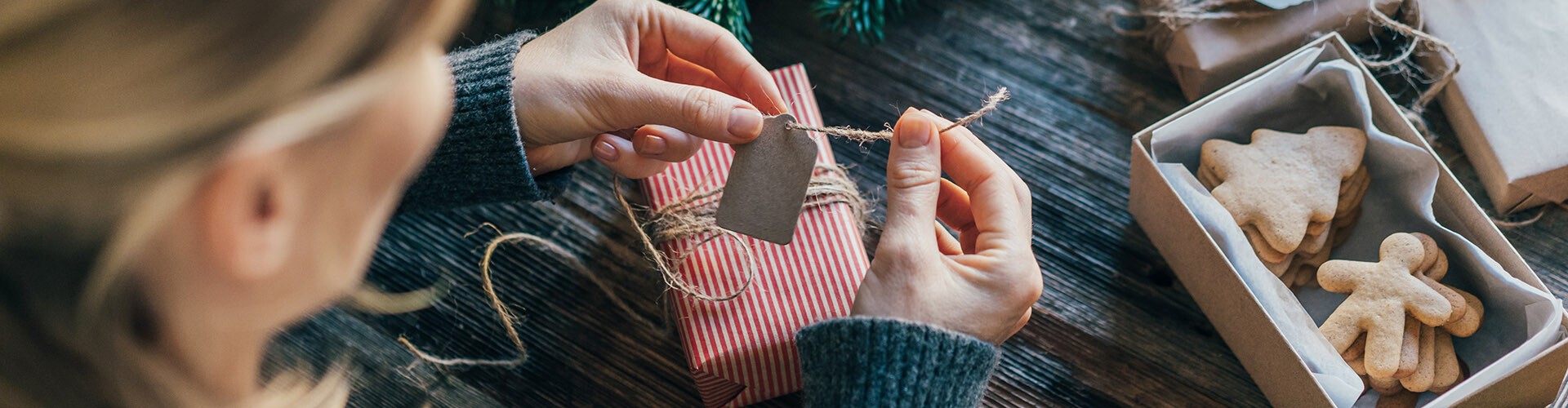 Junge Frau packt Geschenke ein