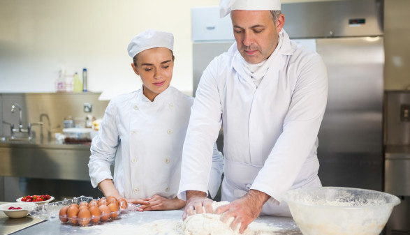 Bäckereilehrling in der Backstube