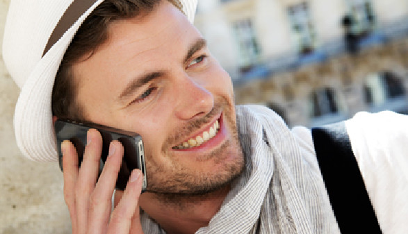 Freundlicher Mann telefoniert mit Handy © goodluz, Fotolia