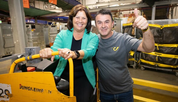 AK Präsidentin Renate Anderl beim Besuch der Post