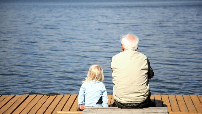 Opa und Enkerl schauen auf den See