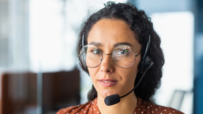 Junge Frau mit Brille im B&uuml;ro