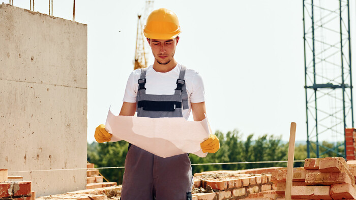 Junger Arbeiter auf der Baustelle