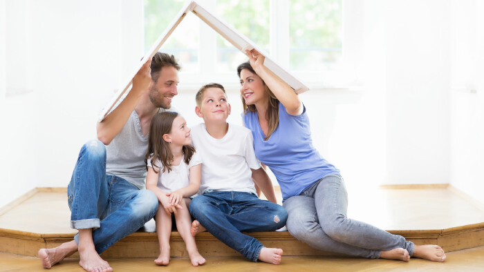 Familie in neuem Heim