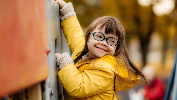 Fröhliches Kind mit Down Syndrome