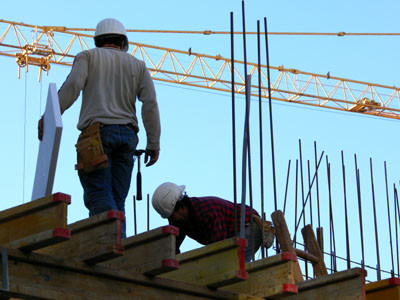 Bauarbeiter arbeiten auf einer Baustelle am Dach.