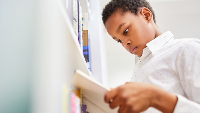 Schüler liest ein Buch