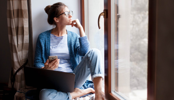 Junge Frau im Home-Office