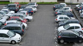 Kfz-Parkplatz in einem Innenhof