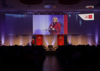 AK Direktorin Silvia Hru&scaron;ka-Frank im Dialog mit Julia Cag&eacute; &uuml;ber Demokratie & Macht.