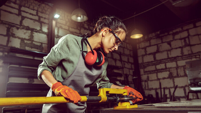 Lehrling arbeitet in einer Werkstatt