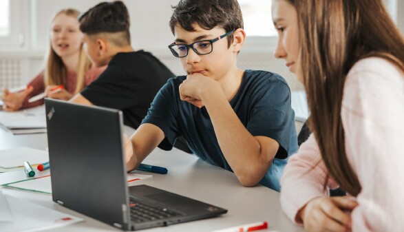Zwei Sch&uuml;ler:innen arbeiten gemeinsam am Notebook