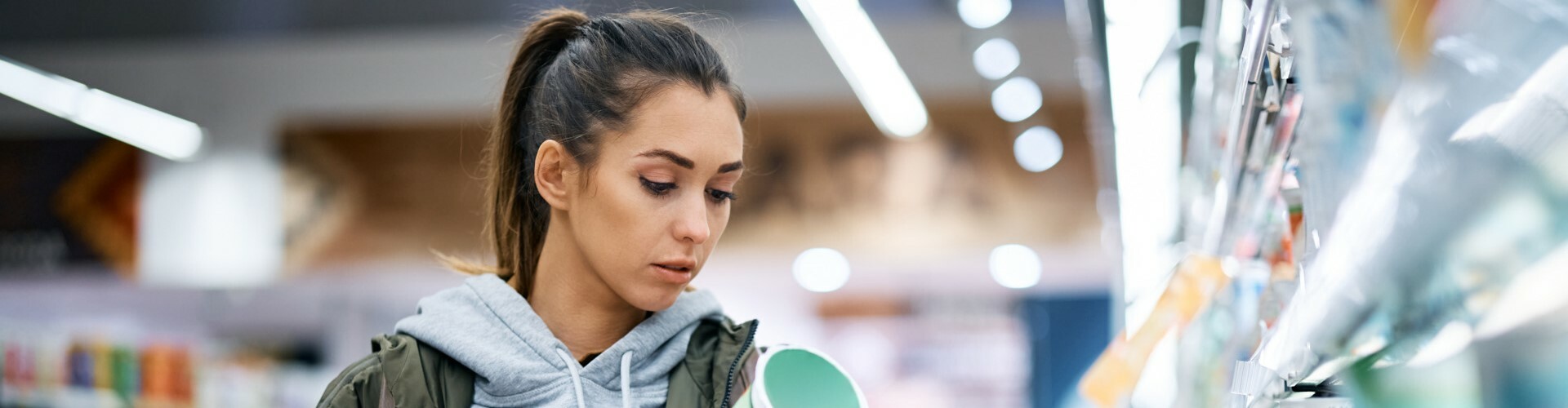 Junge Frau im Supermarkt