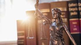 Justizia vor Gesetzbüchern © rcfotostock, stock.adobe.com