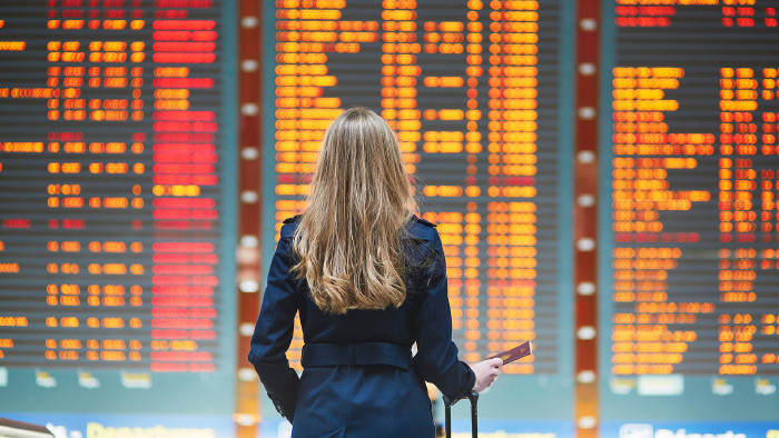 Junge Reisende am Flughafen