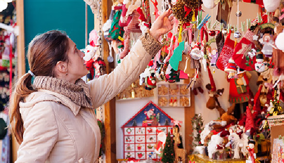 Frau sortiert Weihnachtsanhänger