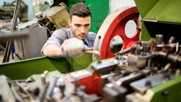 Junger Mechaniker bei der Arbeit