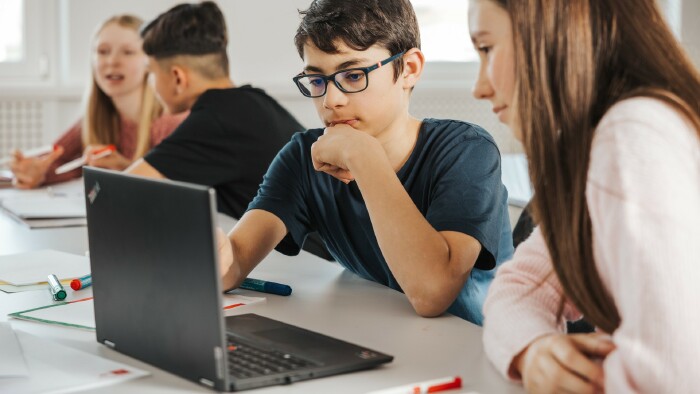© Philipp Lipiarski Zwei Schüler:innen arbeiten gemeinsam am Notebook