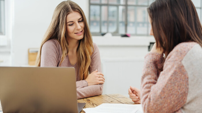 Zwei Frauen im Büro