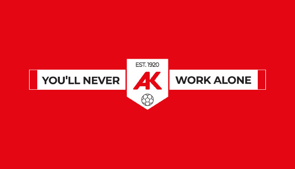 Einem Fu&szlig;ballverein nachempfundenes Wimpel-Logo der AK in rot-wei&szlig; mit der Aufschrift: "You'll never work alone. AK est. 1920"