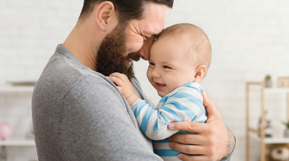 Glücklicher Papa mit Baby