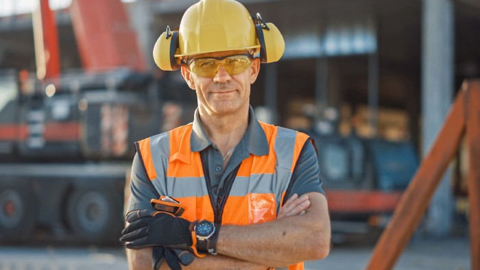 © Gorodenkoff, stock.adobe.com Bauarbeiter auf der Baustelle mit Schutzkleidung © Gorodenkoff, stock.adobe.com