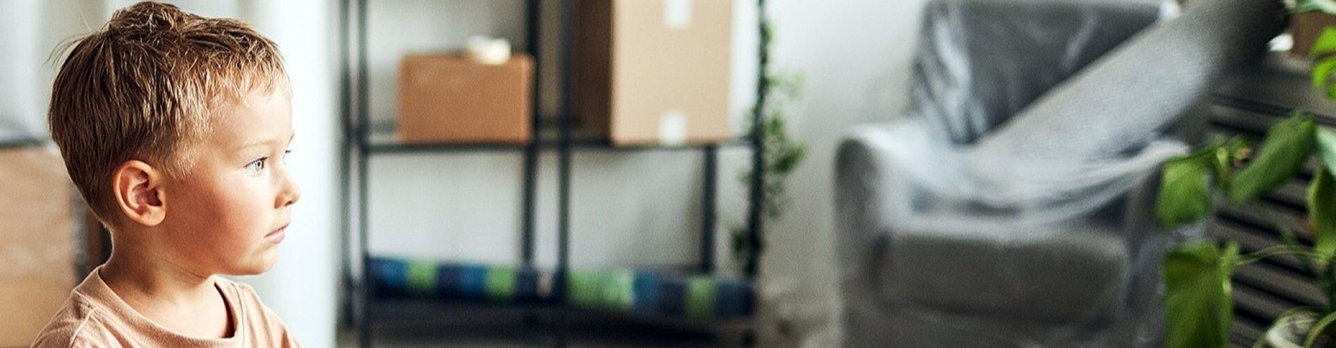 Bub im Kindergartenalter schaut sich in der neuen Wohnung um.